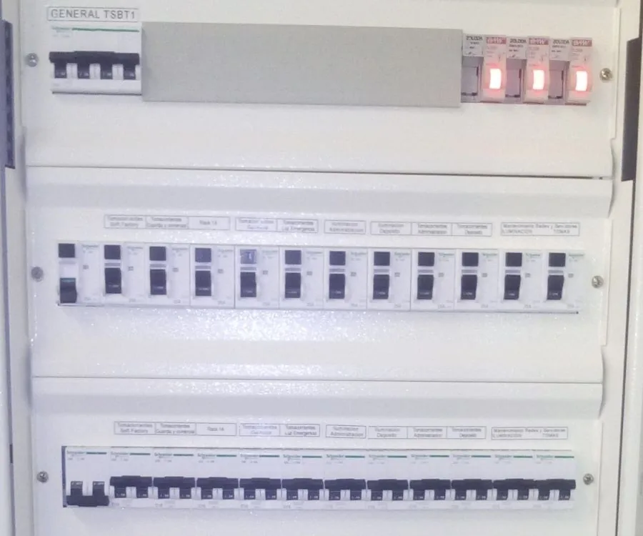 Tablero eléctrico instalado y organizado